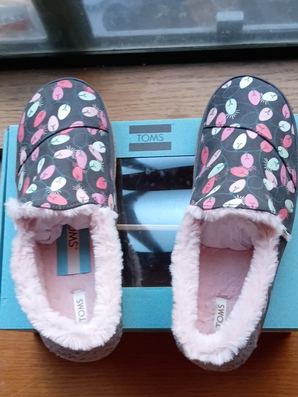 TOMS Women's Slippers w/ Pink Lining, Xmas Lights Glow In The Dark NIB, Sz 8